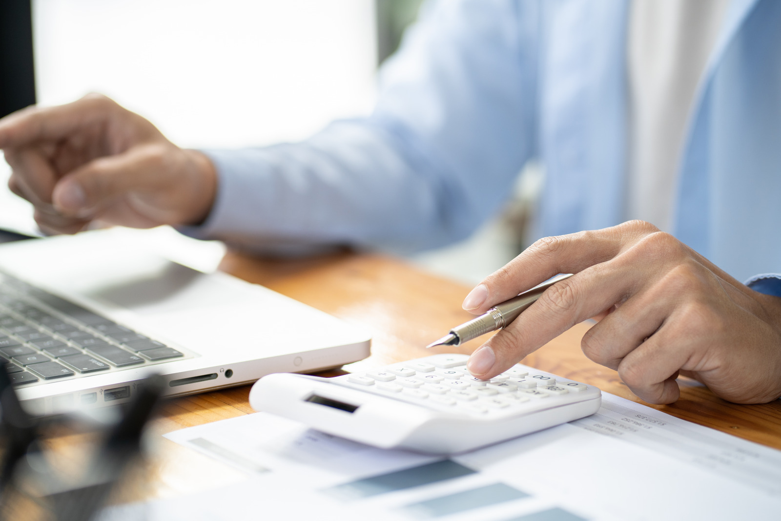 eBay seller working with online tools and software