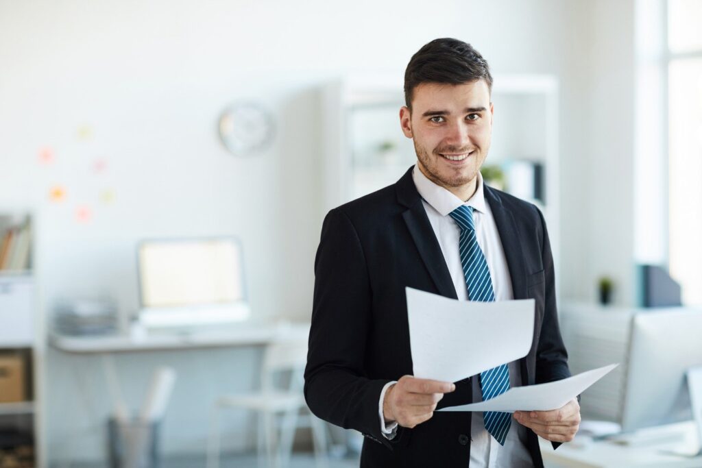 Professional analyzing fulfillment costs and ROI for e-commerce business